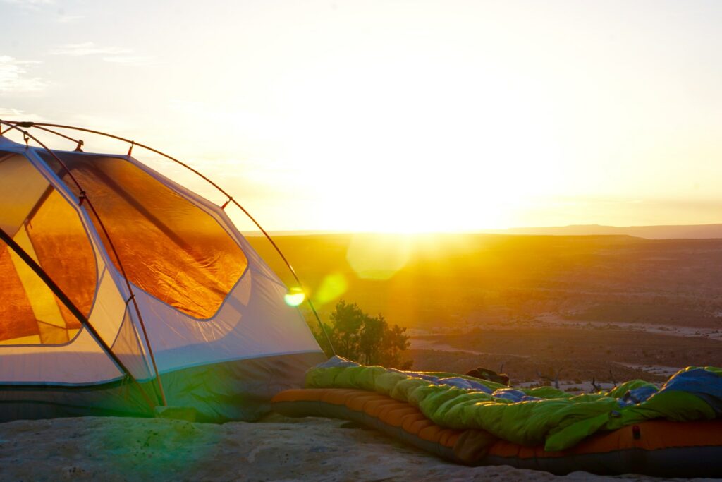 Bild på solnedgången med ett tält