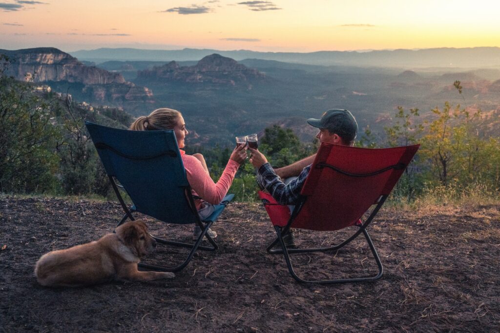 Ett par som sitter i campingstolar