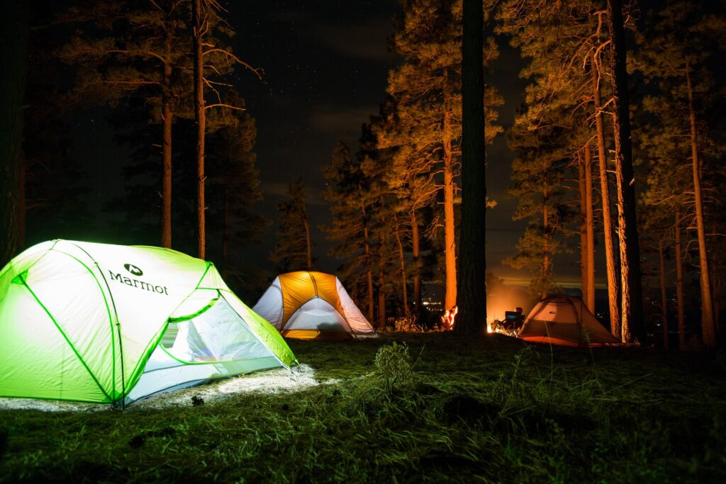 Campingtält i natten