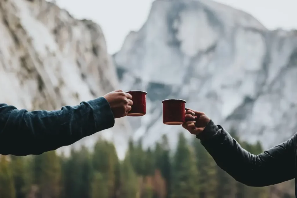 Två människor som dricker kaffe i naturen