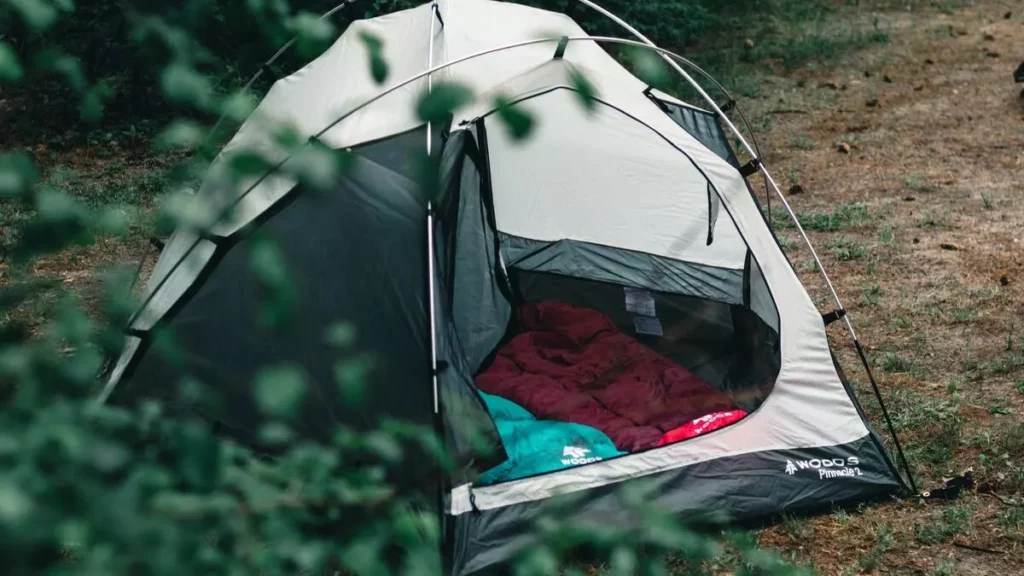 Två sovsäckar i ett tält