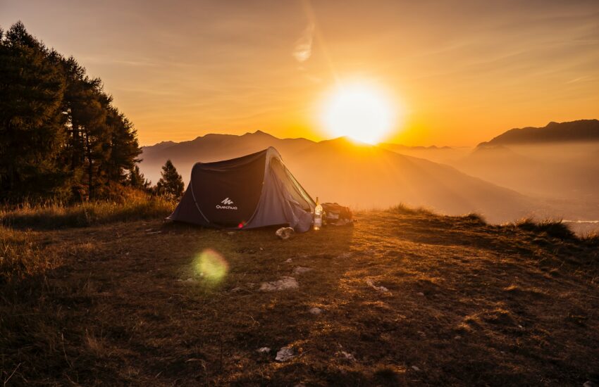 Campingtält i solnedgången
